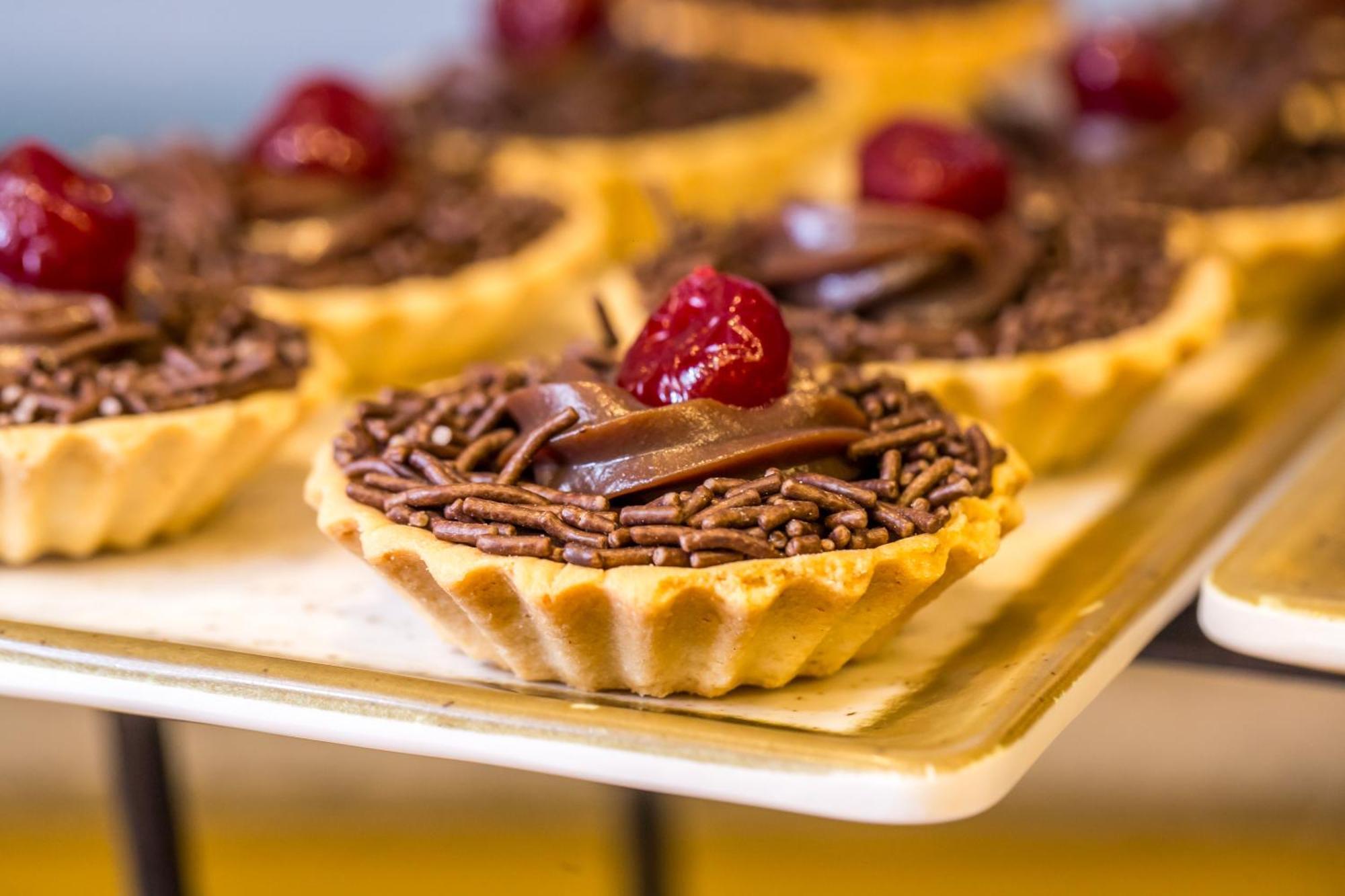 Blue Tree Thermas De Lins Resort Eksteriør bilde Chocolate tart