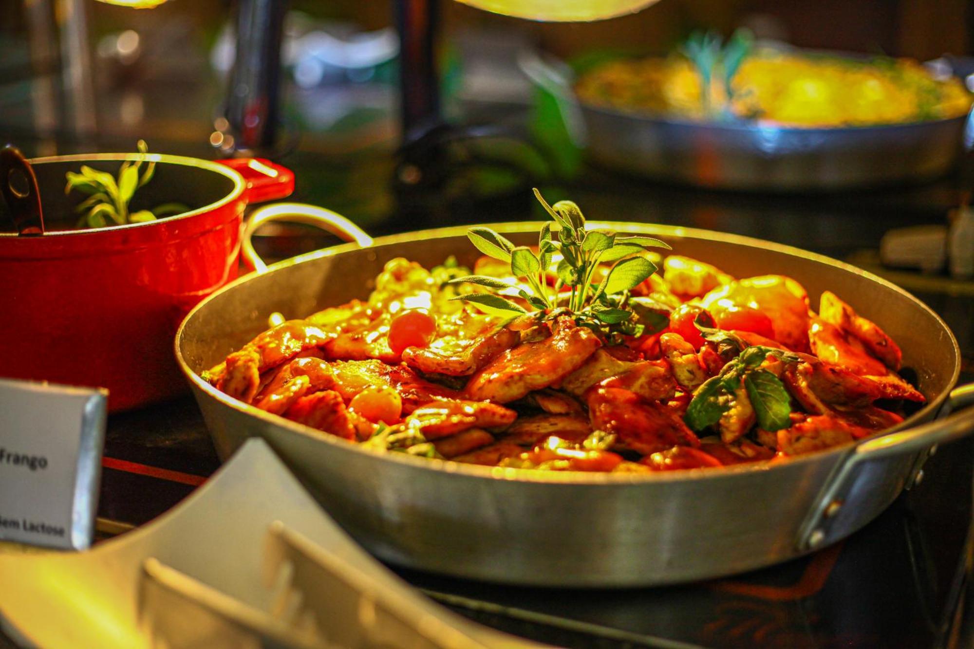 Blue Tree Thermas De Lins Resort Eksteriør bilde A pan of chicken tikka masala