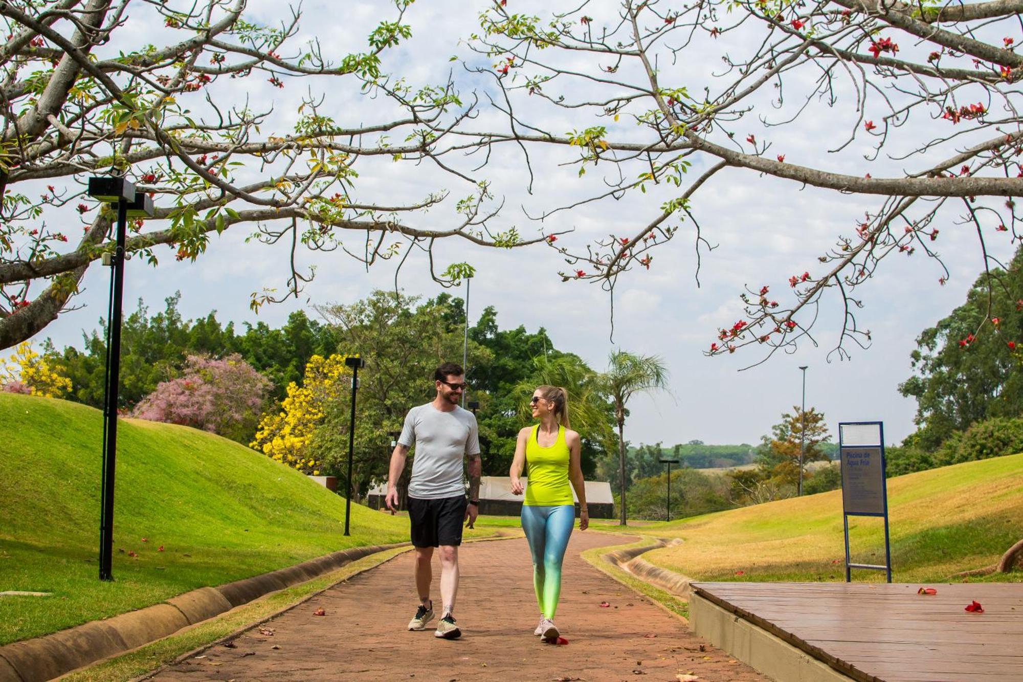 Blue Tree Thermas De Lins Resort Eksteriør bilde People walking in the park