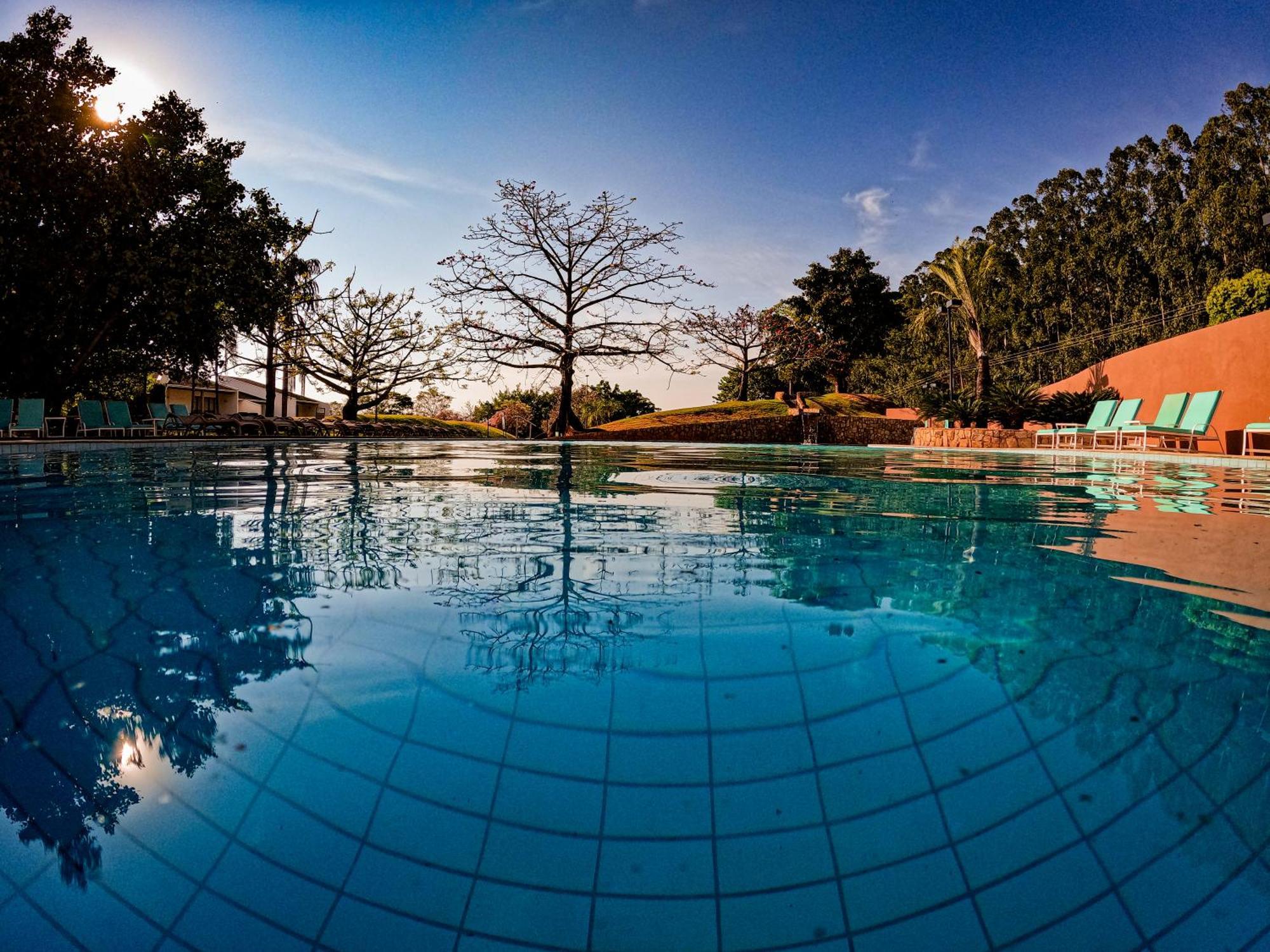 Blue Tree Thermas De Lins Resort Eksteriør bilde The swimming pool at the resort