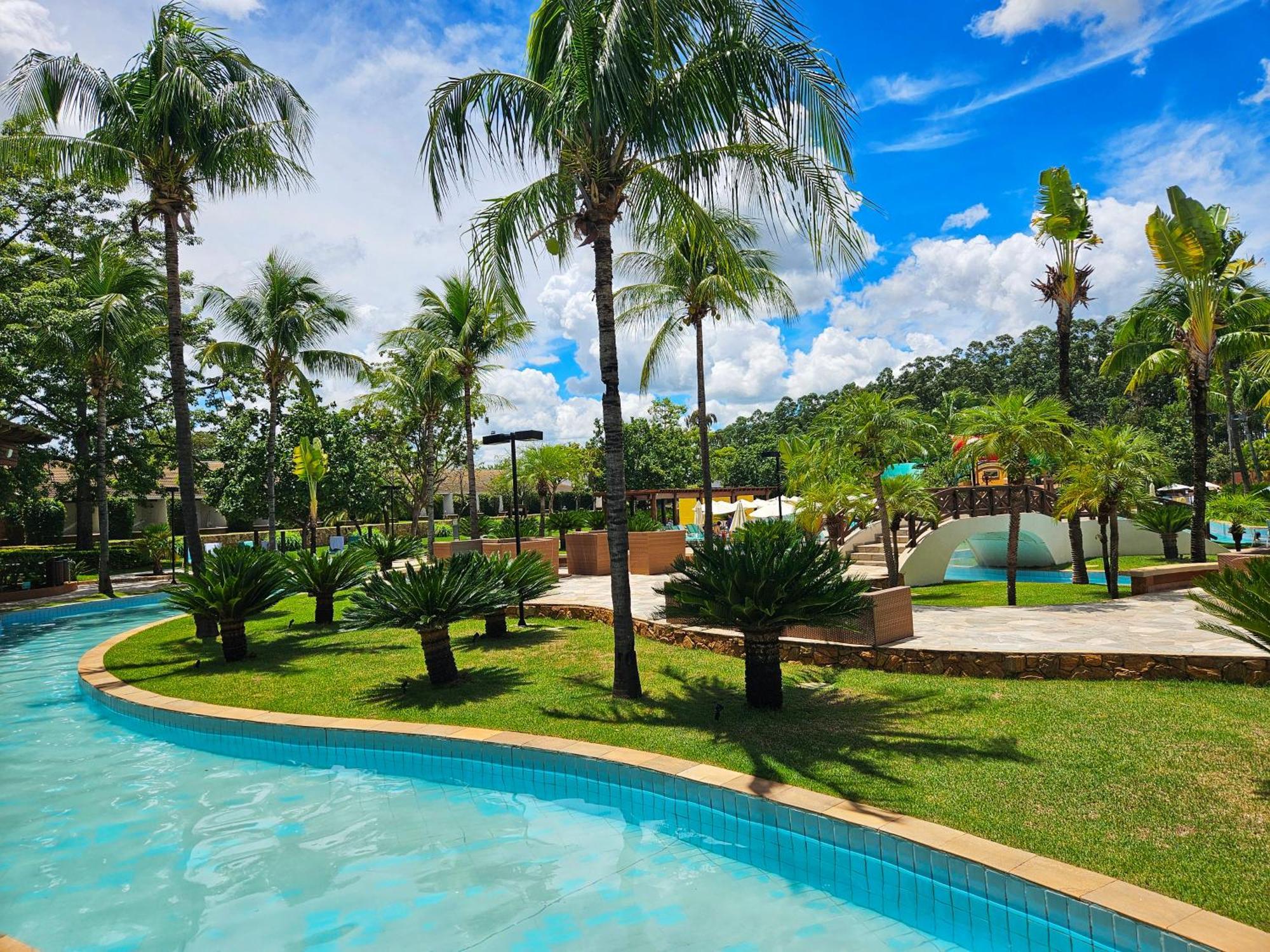 Blue Tree Thermas De Lins Resort Eksteriør bilde The lazy river at Splash Jungle Water Park