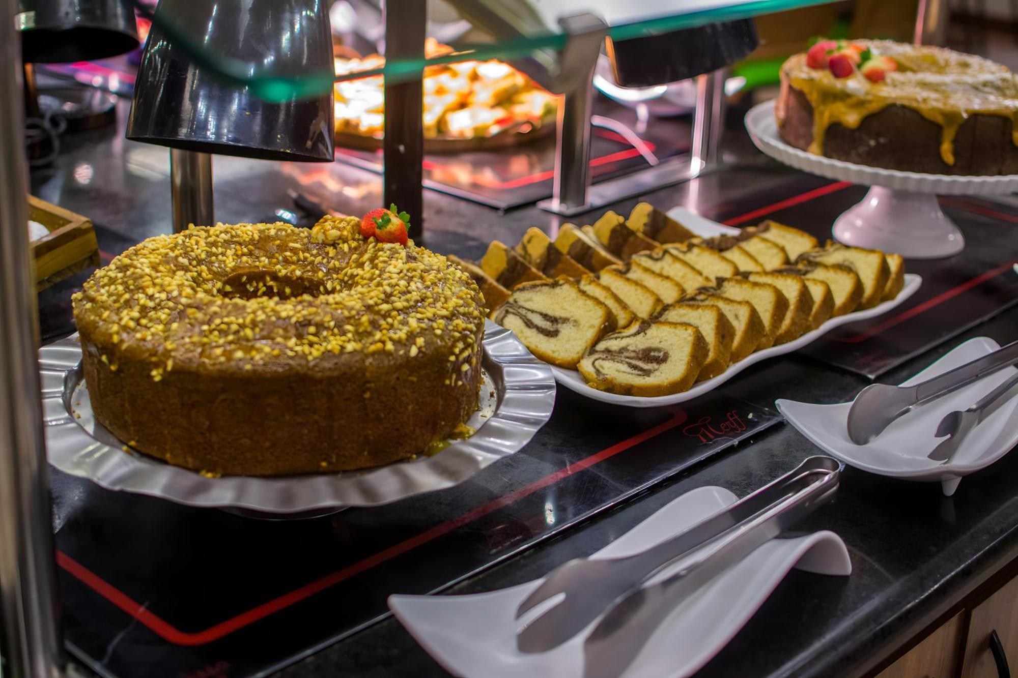 Blue Tree Thermas De Lins Resort Eksteriør bilde A dessert buffet