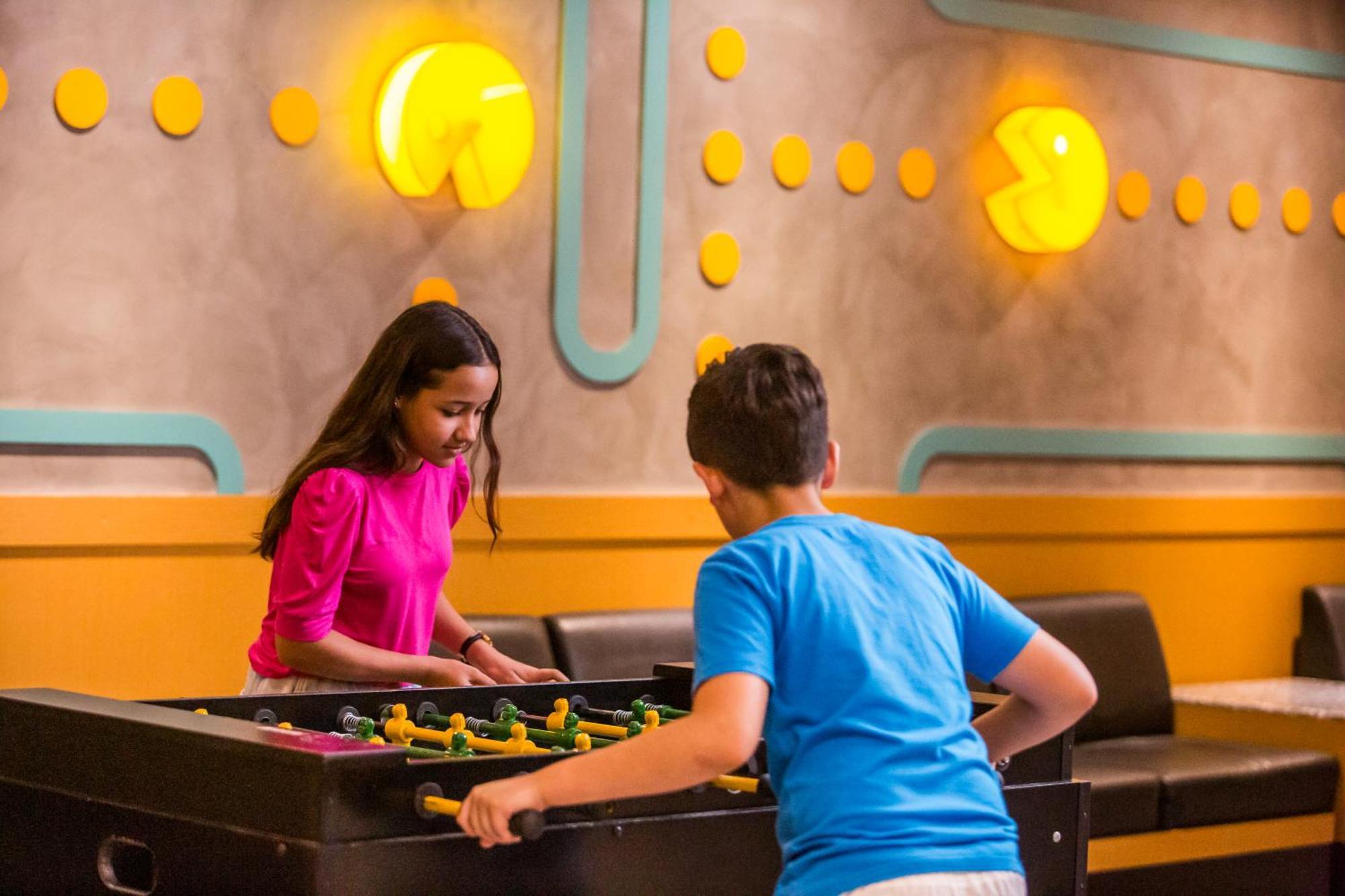 Blue Tree Thermas De Lins Resort Eksteriør bilde Two children playing table football