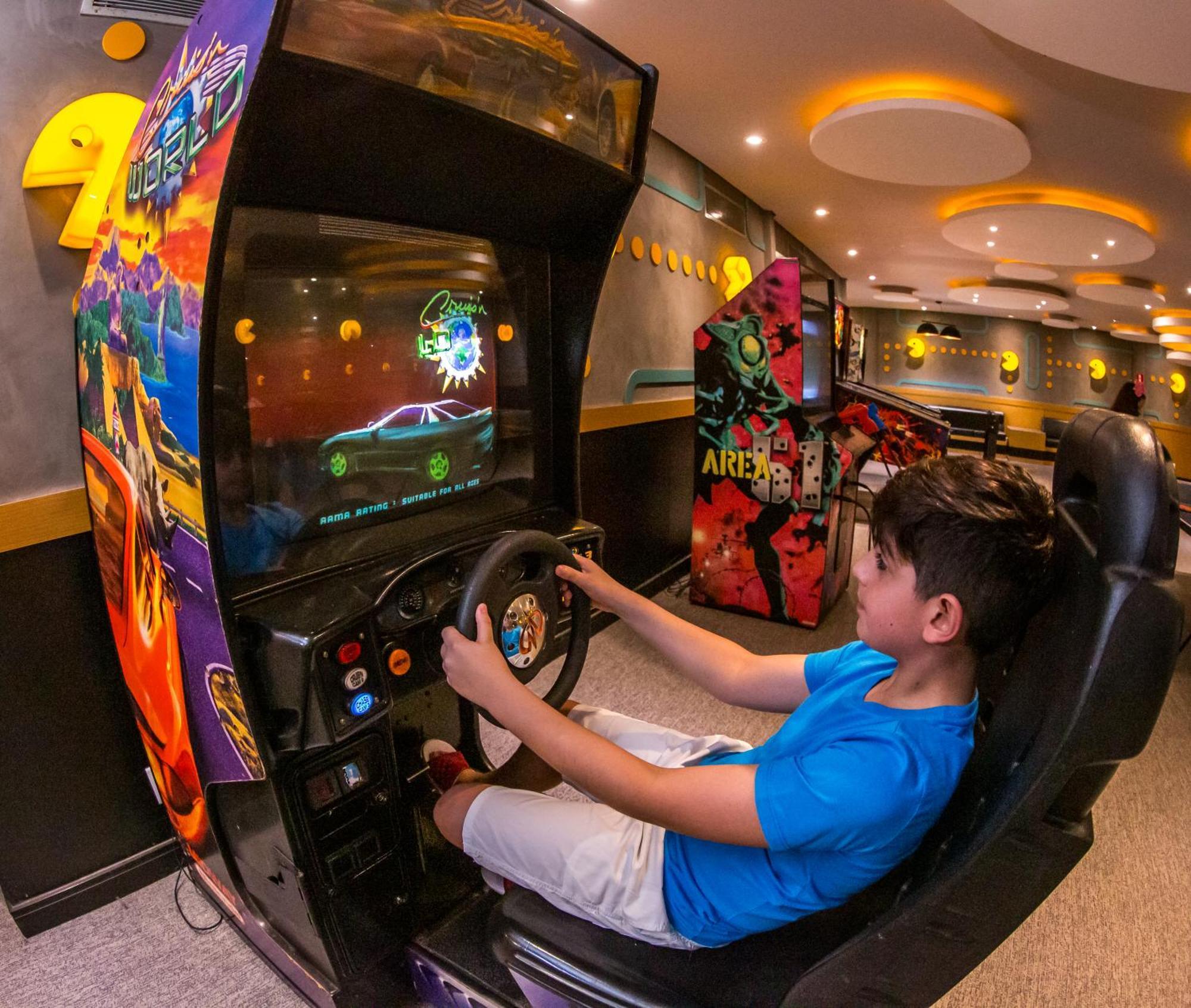 Blue Tree Thermas De Lins Resort Eksteriør bilde A child playing a racing game
