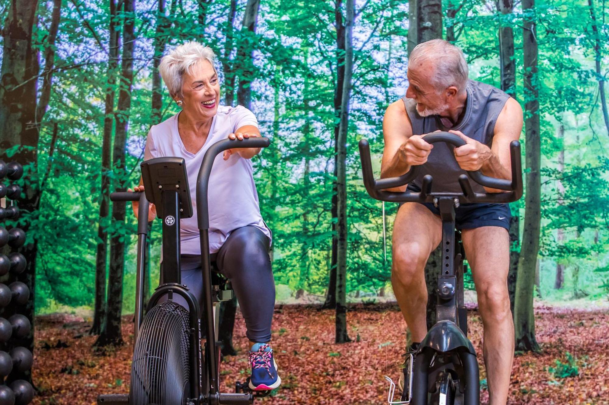 Blue Tree Thermas De Lins Resort Eksteriør bilde Older people exercising