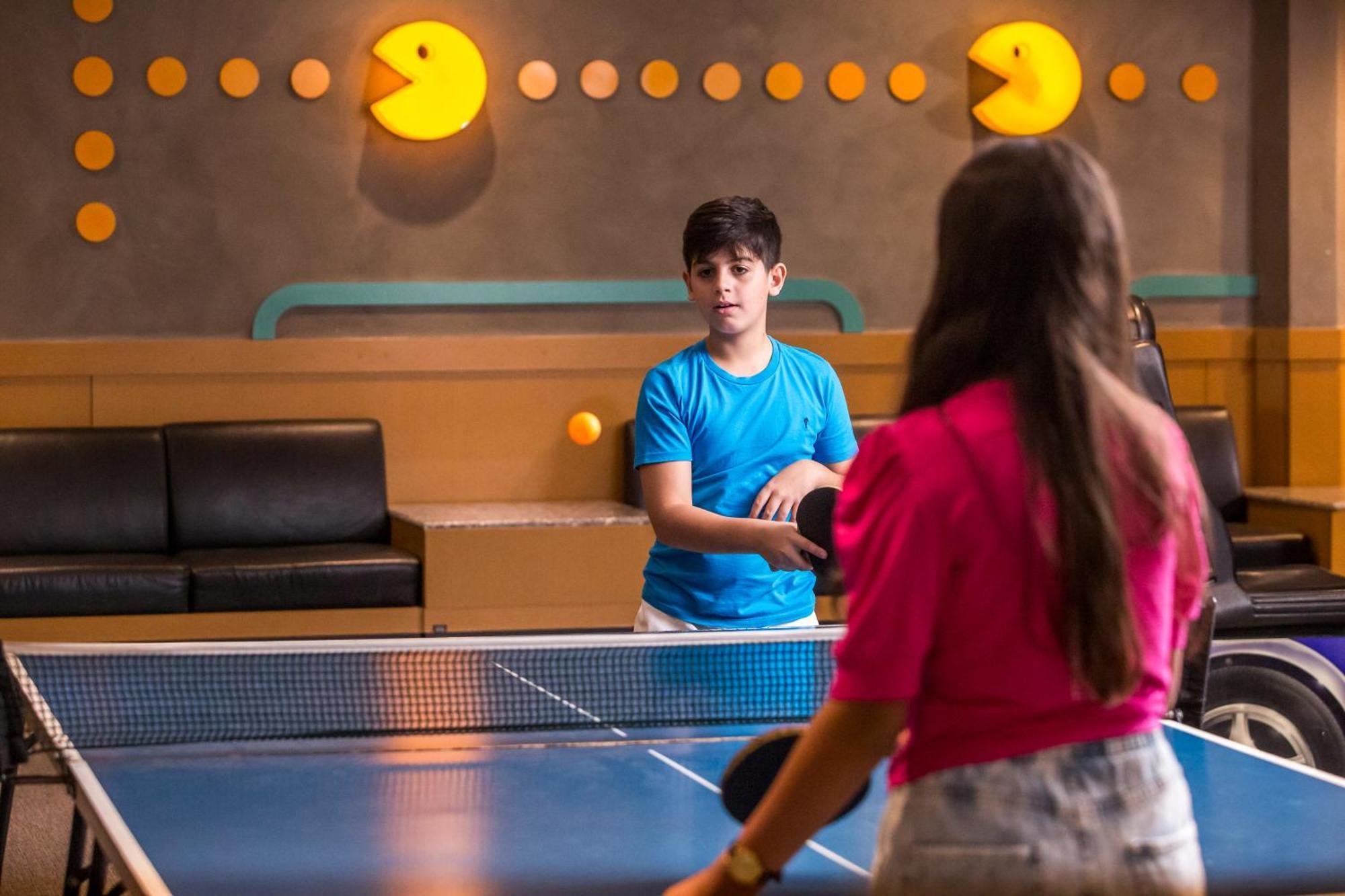 Blue Tree Thermas De Lins Resort Eksteriør bilde Table tennis at the hotel
