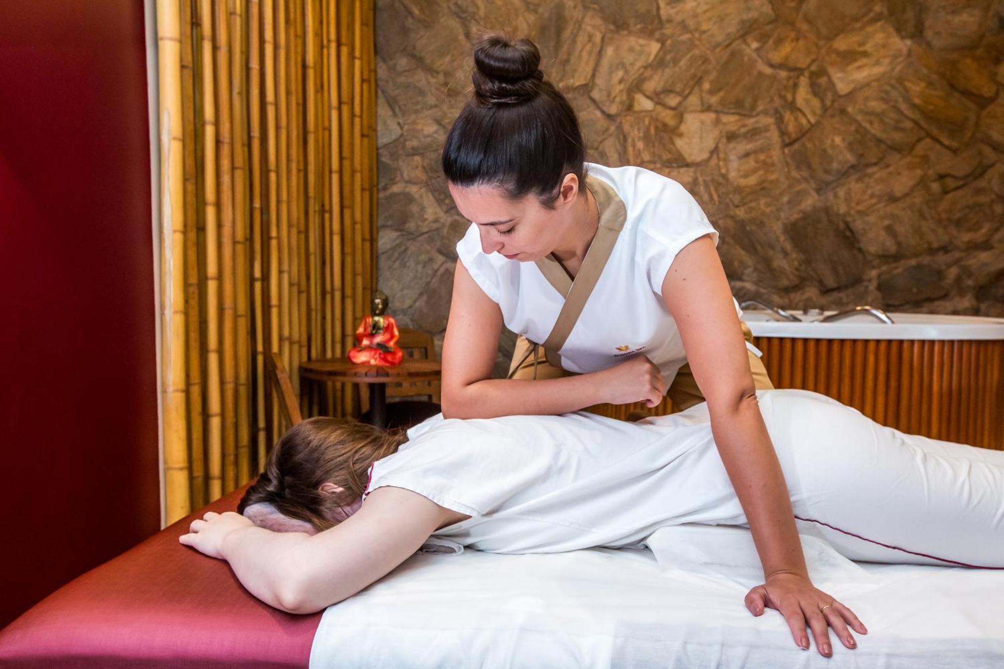 Blue Tree Thermas De Lins Resort Eksteriør bilde Thai massage