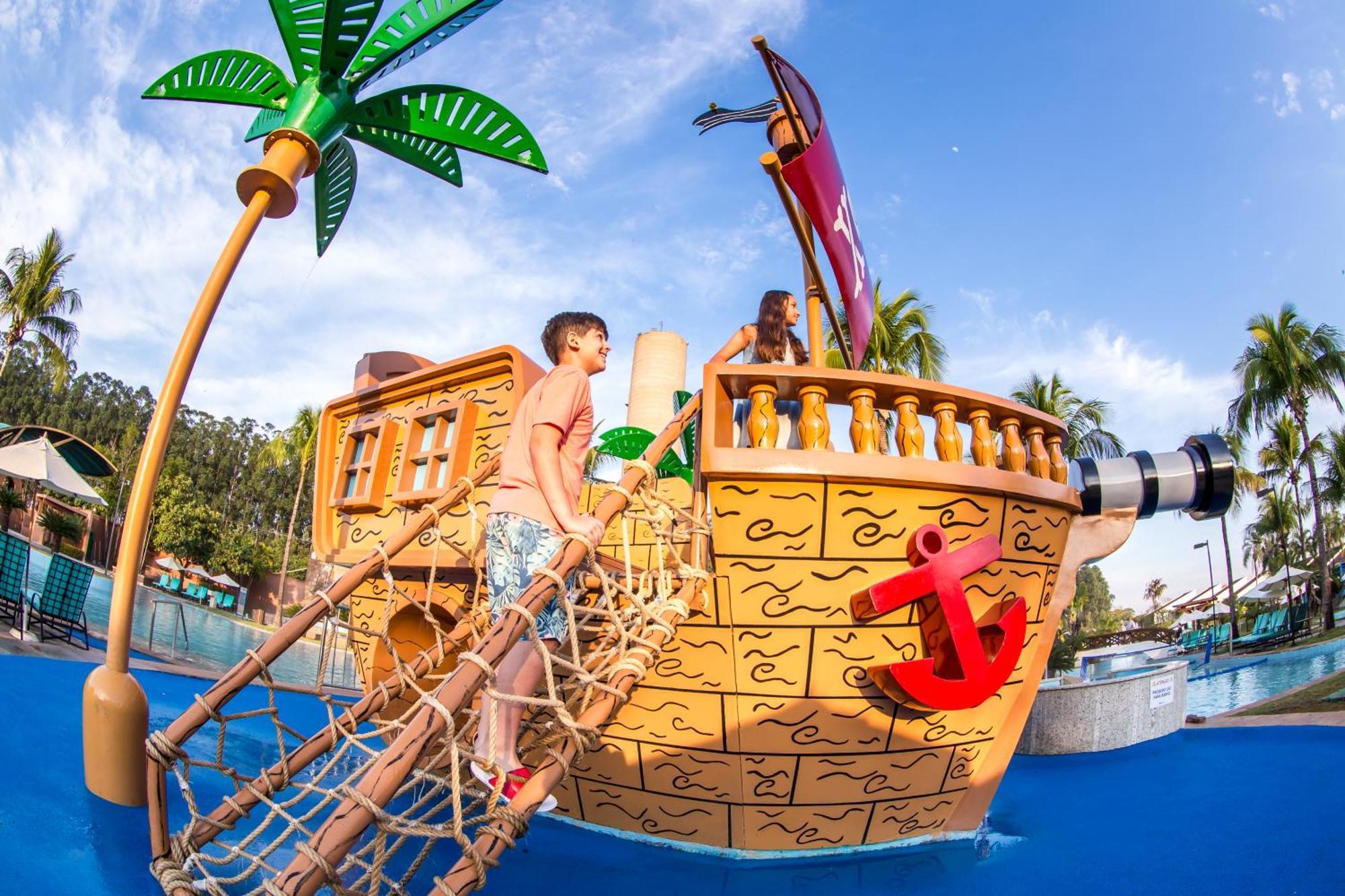 Blue Tree Thermas De Lins Resort Eksteriør bilde The pirate ship at the Splash Zone
