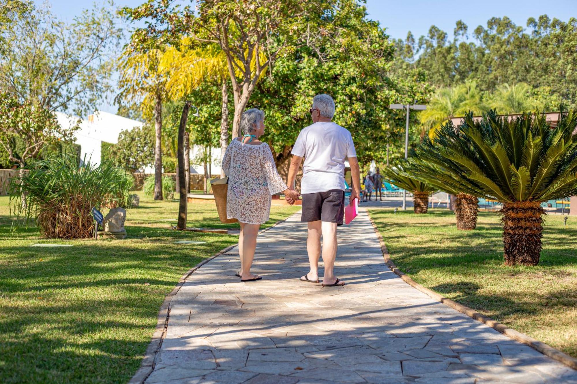 Blue Tree Thermas De Lins Resort Eksteriør bilde A couple walking in a park