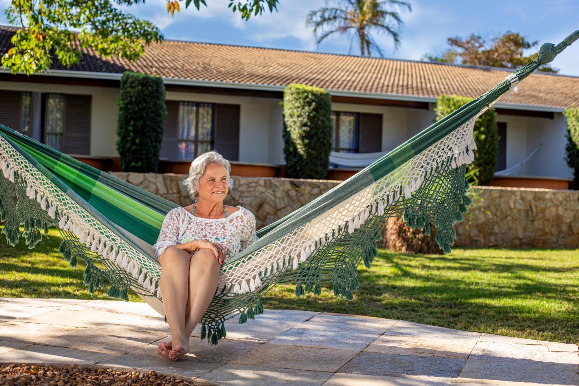 Blue Tree Thermas De Lins Resort Eksteriør bilde A woman relaxing in a hammock