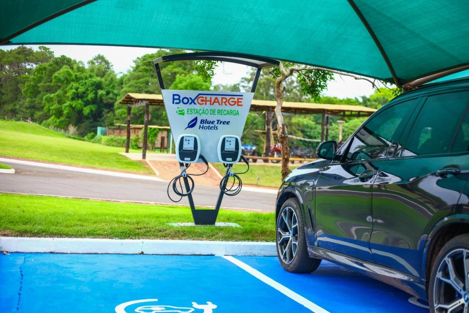 Blue Tree Thermas De Lins Resort Eksteriør bilde Electric vehicle charging station at the Sunshine Coast Airport