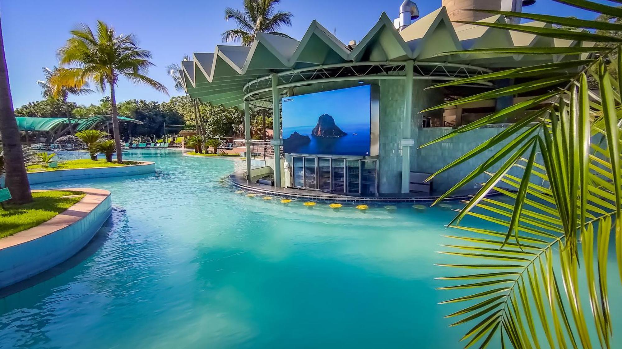 Blue Tree Thermas De Lins Resort Eksteriør bilde The pool at the Hard Rock Hotel