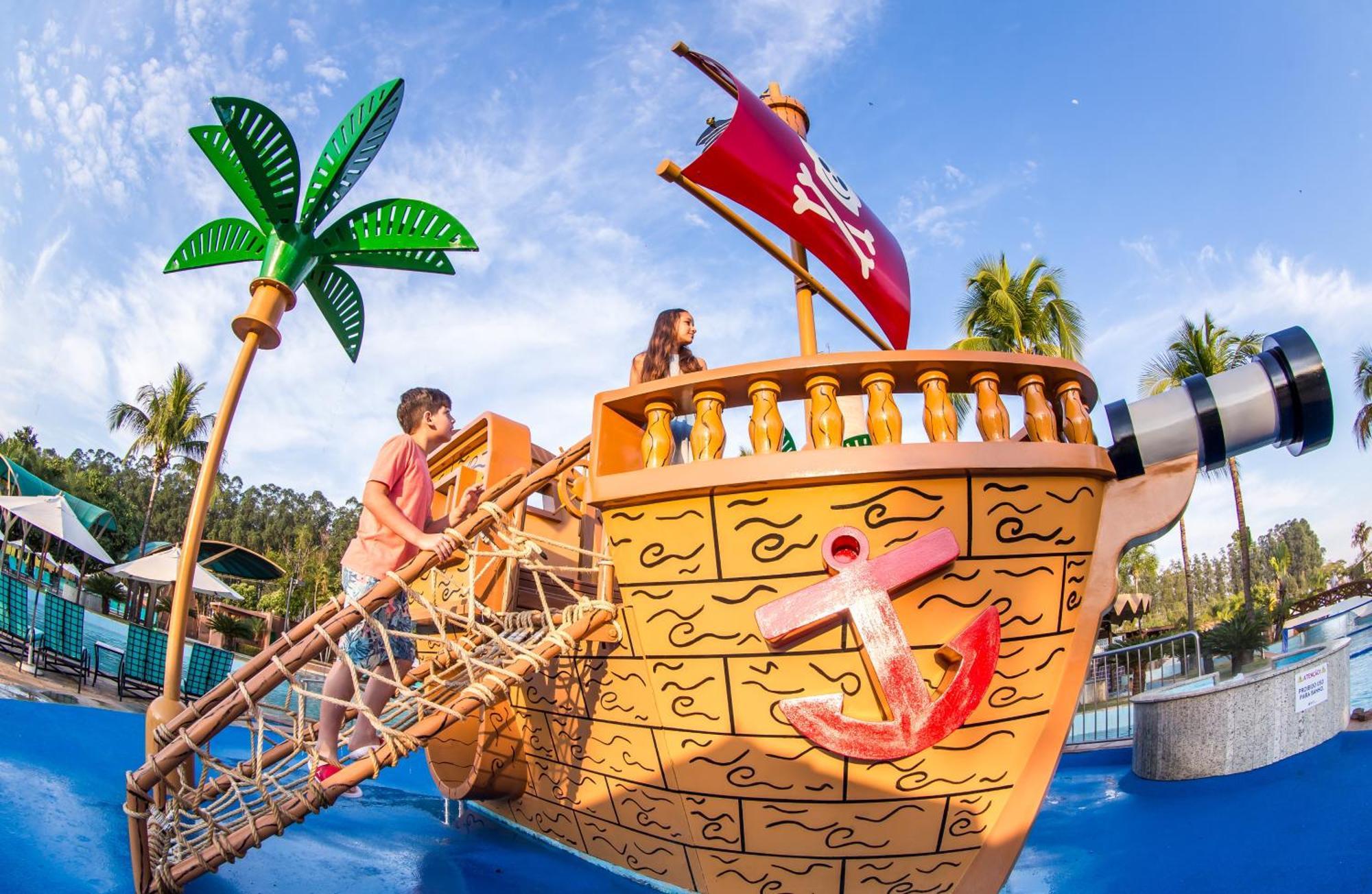 Blue Tree Thermas De Lins Resort Eksteriør bilde The pirate ship at Wet'n'Wild